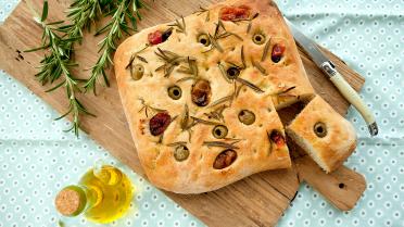 Focaccia met olijven, rozemarijn en gedroogde tomaten