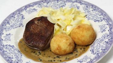 Tournedos met groene pepersaus, kroketjes en witloofsalade