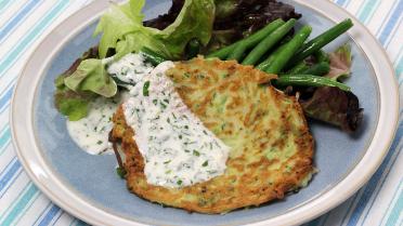 Pannenkoekjes van rijstnoedels en courgette met een muntyoghurtsaus 