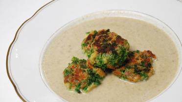 Roomsoep van paddenstoelen met verloren brood