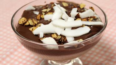 chchocolade en quinoapudding met verse kokos en amandelen 