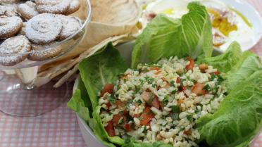 Libanese tabouleh met plattekaas en zoete amandelkoekjes 