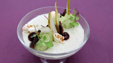 Hartige panna cotta van Roquefort, luikse siroop, avocado en chili popcorn