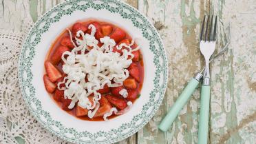 Aardbeien in de wok met groene peper