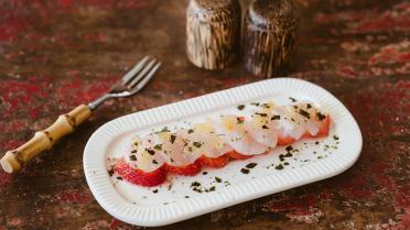 Carpaccio van Sint-Jakobsvruchten en aardbeien