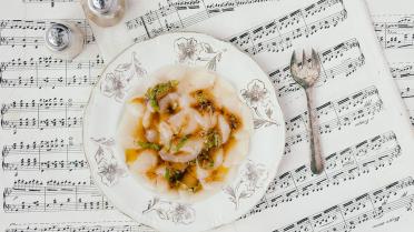 Carpaccio van Sint-Jakobsvruchten met balsamico en basilicum