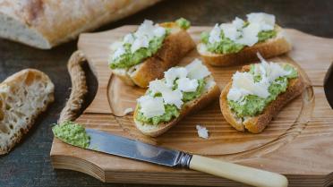 Bruschetta met erwtenpuree, mozzarella en pecorino