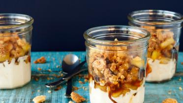 Verrine van tarte tatin, vanille-ijs en appelen