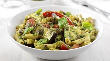 Verse pasta met geroosterde groenten en pesto