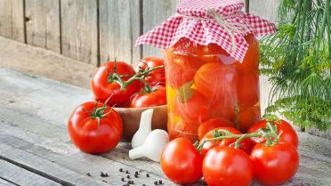 Zelf gepelde tomaten inmaken