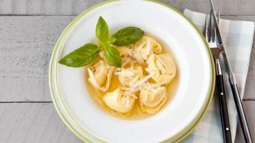 Zelfgemaakte tortellini met blauwe kaas 'in brodo'