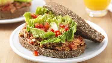 Broodje met tonijnsalade, rode paprika en lente-uitjes