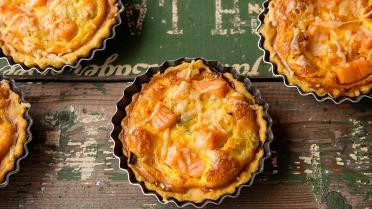 Kleine quiches met curry, prei en zalm