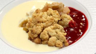 Crumble met appel en peer, coulis van frambozen en custard van citroen     