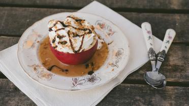 Gestoomde appel met karamelsaus