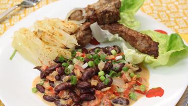 Gefrituurd varkensvlees, yuccawortel en rode bonen op zijn Latino’s 