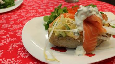 Gevulde patat met zalm, Hanenkammen, witloof en oude Gouda kaas