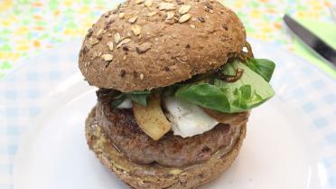 Hamburger met paddenstoelen, mozzarella, ui en veldsla