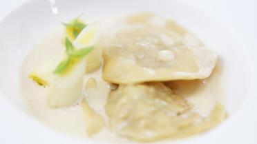 Ravioli van tijgergarnaal met kruidige roomsaus en verbena-olie