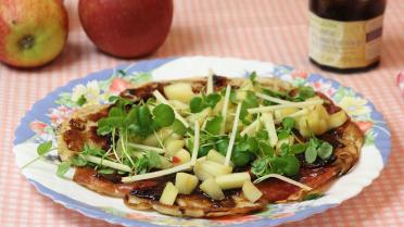 Boekweitpannenkoek met serrano, appel en stroop