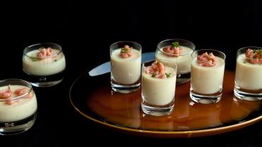 Bloemkoolmousse met garnalen en curry
