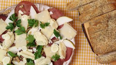 Carpaccio van bresaola, pastinaak en peer