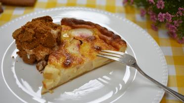 Clafoutis met gele nectarines, vanilleroomijs met krokante speculaas