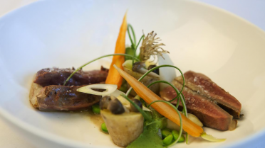 Duif met trio van asperges, aardappelen en mousse van koriander