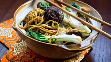 Noedels met kipreepjes, paksoi en shiitake in zwarte bonensaus