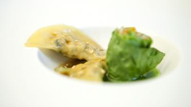Ravioli van kip met groentensushi en kruidenolie