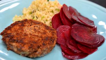 Zelfgemaakte groenteburger met bulgur en rode biet