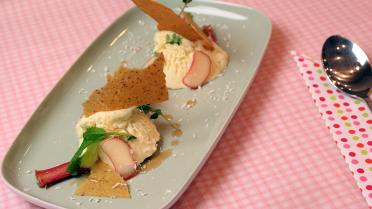 Ijssouflé van yoghurt en witte chocolade met rabarber en kaneelkrokantje