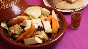 Tajine met kip, witte kool, knolselder en zoete aardappelen