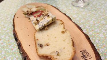 Zelfgemaakte brioche met rozijn en noten, Grevenbroecker kaas en gestoofde peren