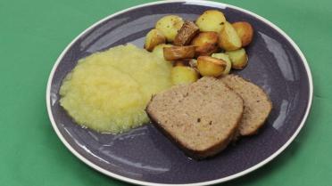 Fricandon met appelmoes en gebakken patatjes 