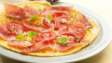 Omelet met Meesterlyck-ham en tomaat, salade met jonge wortelen en oregano