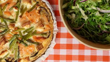 Quiche met geitenkaas, gerookte zalm en aubergines