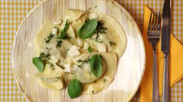 Ravioli met gelakte paksoi, gehakt en shiitake