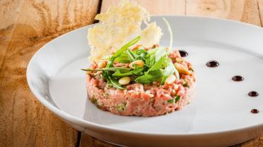 Rundstartaar met rucola en parmezaankoekje