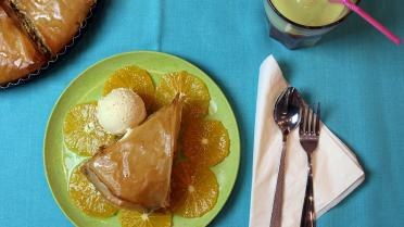 Baklava met amandelvulling met vanilleroomijs