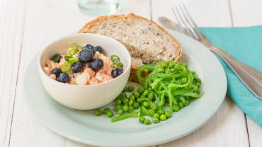 Tartaar van zalm en venkel met blauwe bessen, snijbonen, erwtjes en brood