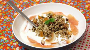 Zelfgemaakte granola met gekonfijte pompelmoes en Griekse yoghurt