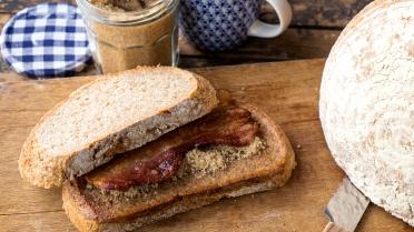 Zelfgebakken volkorenbrood met spek en bruine suiker