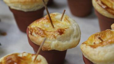 Gevulde bloempotjes met kip en appelmoes