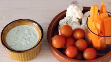 Snelle dipsaus met yoghurt, feta, pistache en basilicum