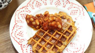 English breakfast wafeltjes met witte bonen in tomatensaus