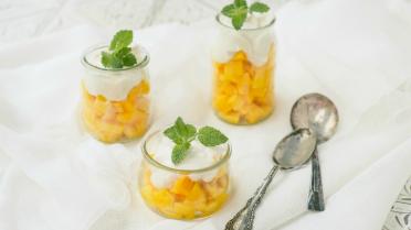 Gekonfijte mango met een mousse van ricotta