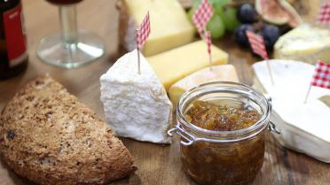 Kaasschotel met witloofchutney en veenbessenbrood