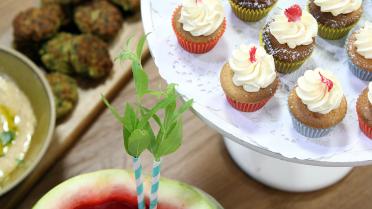 Visköfte met hummusdip, cakejes van marsepein met citroencrème au beurre en watermeloenpunch