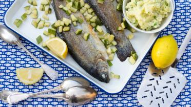 Gebakken forel met peterseliepuree en gebakken courgette